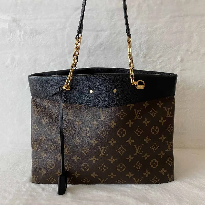 Ladies Louis Vuitton Capucines bags with gold - toned hardwareLouis Vuitton Monogram Pallas Shopper Tote