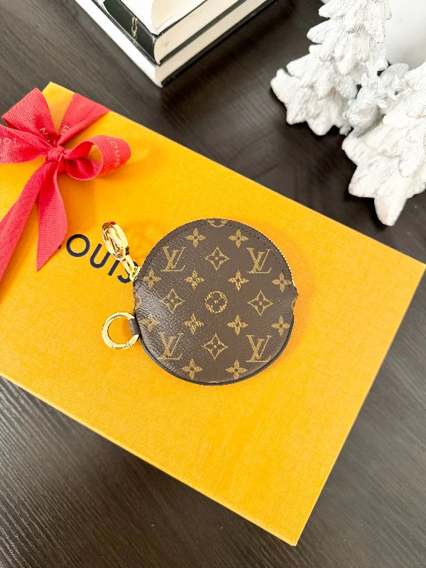 Louis Vuitton Twist bags with a contrast - colored interior for visual interestLOUIS VUITTON 2020 Monogram Mini Round Coin Purse