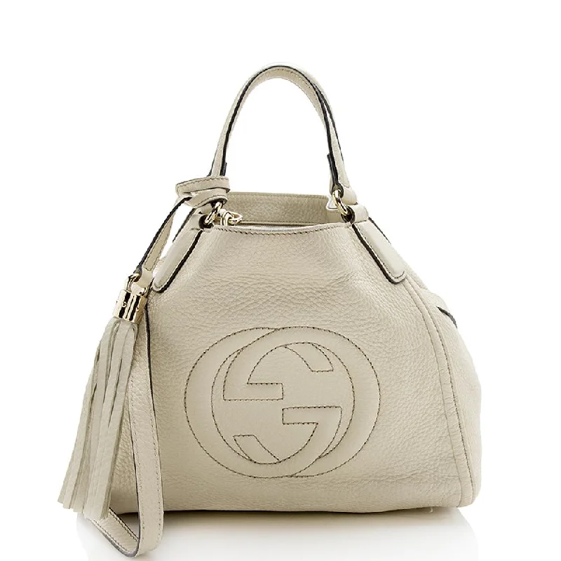 Women Gucci bags with a snap - button closure and a decorative charmGucci Leather Soho Small Tote (SHF-12921)