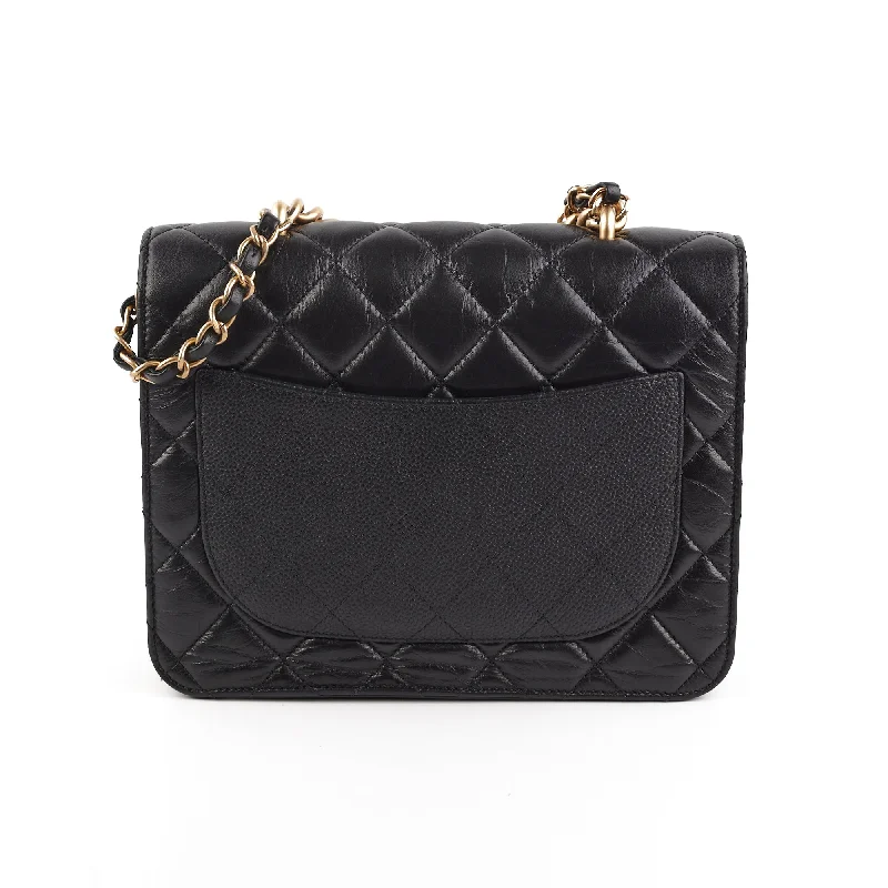 Chanel Lightweight Handbag for Daily ErrandsChanel CC Chain Handle Flap Bag