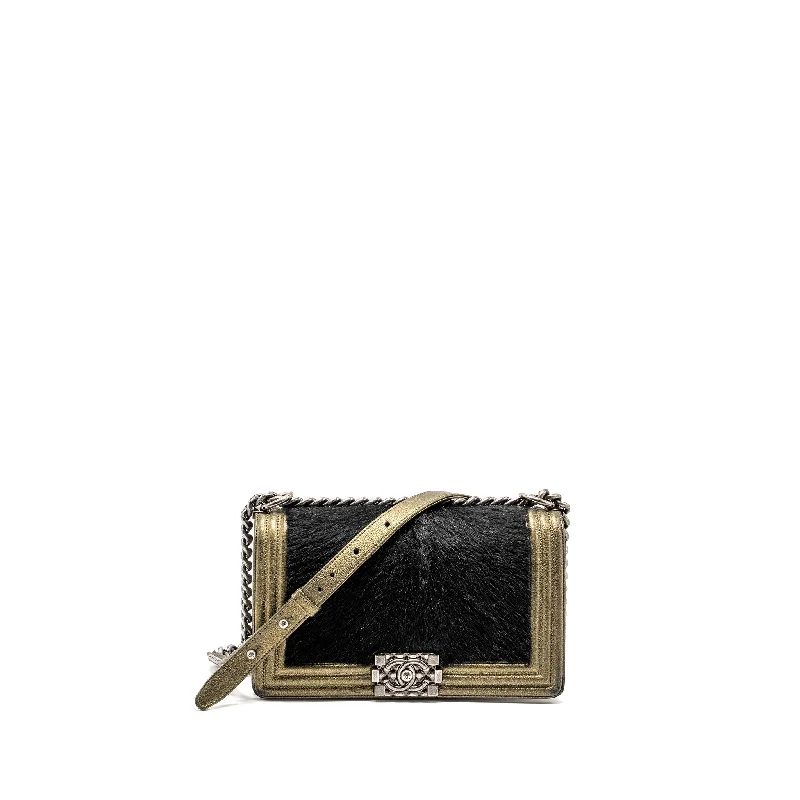 Chanel Black Handbag for Business MeetingsChanel medium boy bag horsehair / calfskin black / gold ruthenium hardware