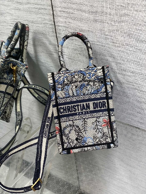 Trendsetting Christian Dior crossbody bags with a colorful strapChristian Dior - Luxury Bags  160