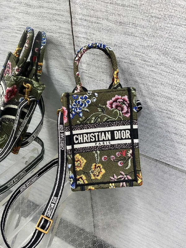 Trendsetting Christian Dior crossbody bags with a colorful strapChristian Dior - Luxury Bags  163